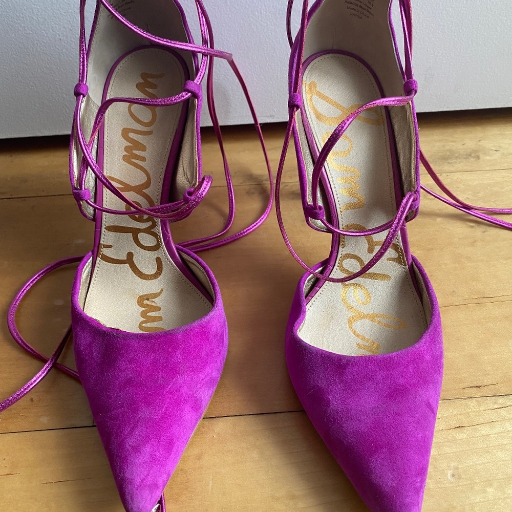 Fuchsia suede pumps